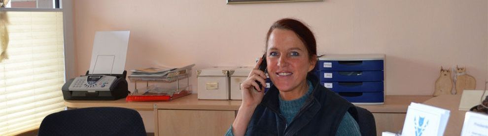 Mitarbeiterin am Empfang beim Telefonieren